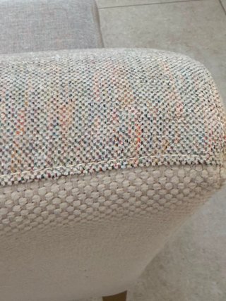 Silla tapizada gris patas doradas