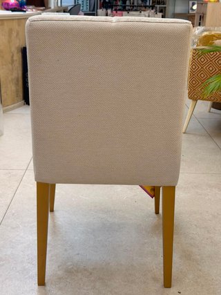 Silla tapizada gris patas doradas
