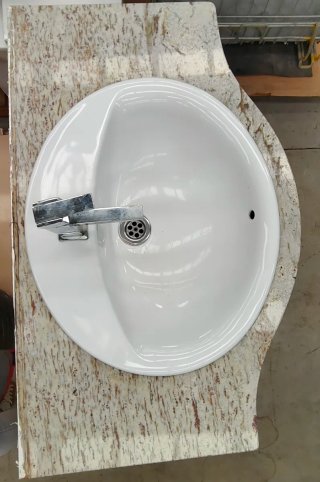 Mueble de baño con lavabo encastrado y espejo