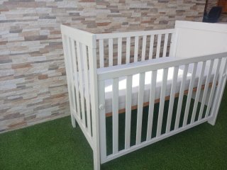 Cuna de bebé blanca