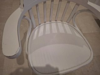 Silla de escritorio blanca de madera