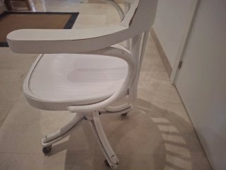 Silla de escritorio blanca de madera