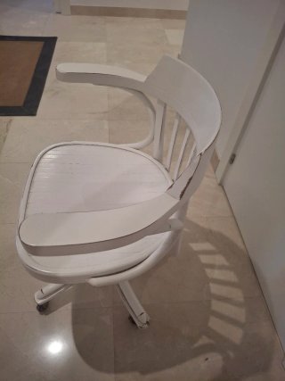 Silla de escritorio blanca de madera