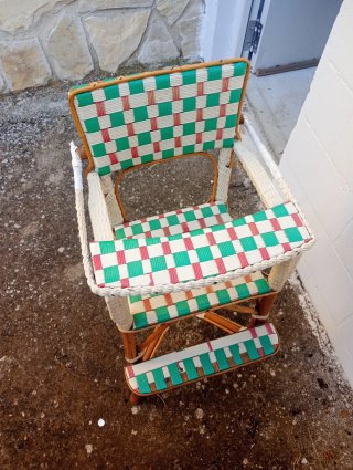 Trona antigua de plastico minbre y madera
