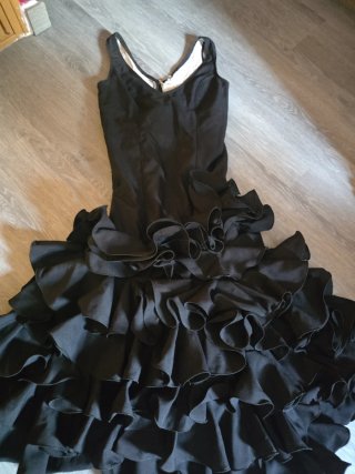 Vestido de flamenca negro con volantes y encaje