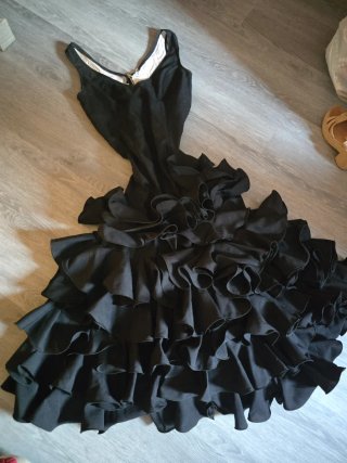 Vestido de flamenca negro con volantes y encaje