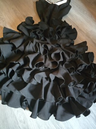 Vestido de flamenca negro con volantes y encaje