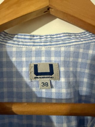 Camisa de rayas azules y blancas con estampado