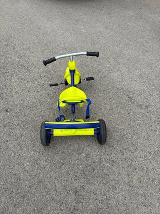 Triciclo infantil amarillo y azul