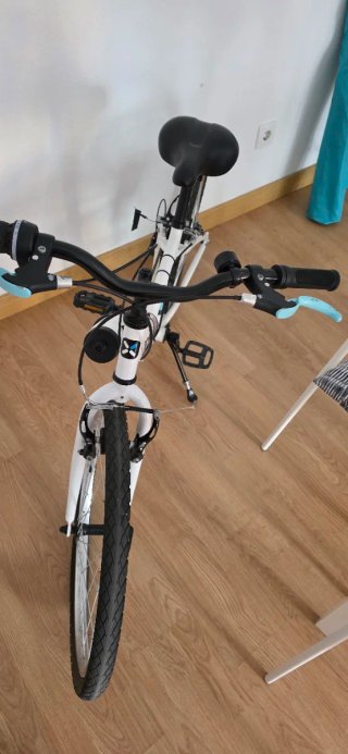 Bicicleta blanca 24" para reparar frenos delantero