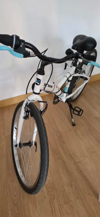 Bicicleta blanca 24" para reparar frenos delantero