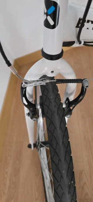 Bicicleta blanca 24" para reparar frenos delantero