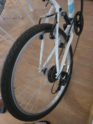 Bicicleta blanca 24" para reparar frenos delantero