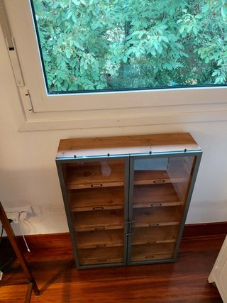 Vitrina de madera y metal con cristal. PARA COLGAR