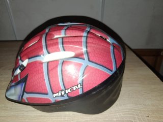 Casco infantil con diseño spiderman