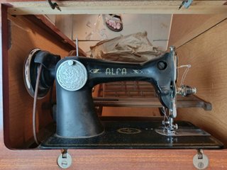 Máquina de coser antigua madera