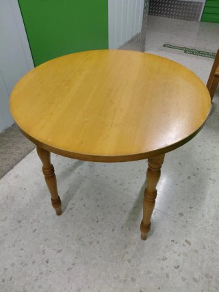 Mesa redonda de madera y cristal