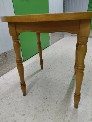 Mesa redonda de madera y cristal