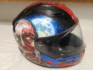 Casco de moto LS2 negro y rojo