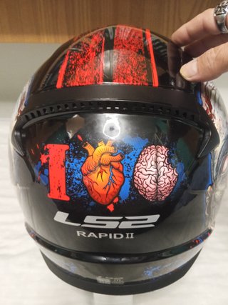 Casco de moto LS2 negro y rojo