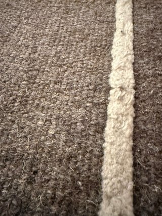 Alfombra de lana marrón con diseño de cuadros