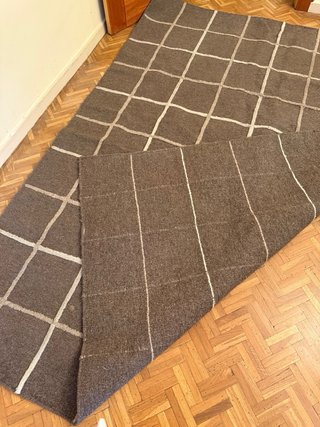 Alfombra de lana marrón con diseño de cuadros