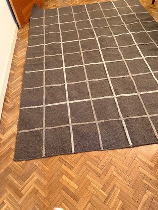 Alfombra de lana marrón con diseño de cuadros