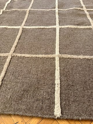 Alfombra de lana marrón con diseño de cuadros