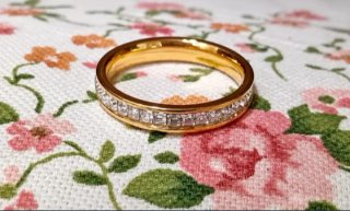 Anillo dorado con circonitas talla 10