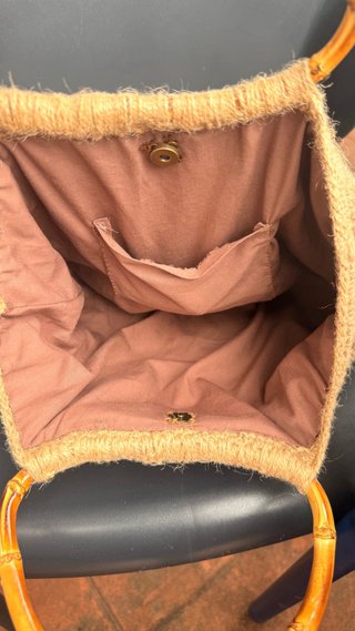 Bolso artesanal de yute con asas de bambú