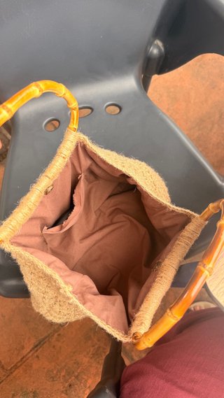 Bolso artesanal de yute con asas de bambú