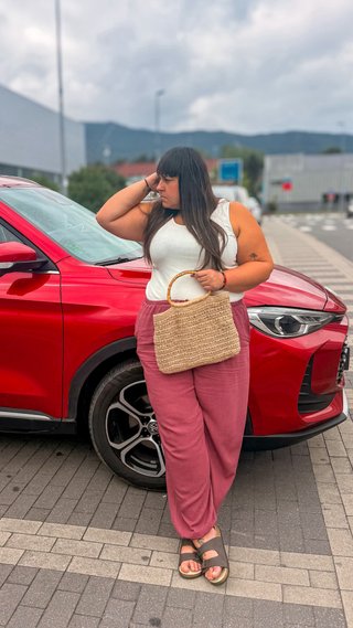 Bolso artesanal de yute con asas de bambú