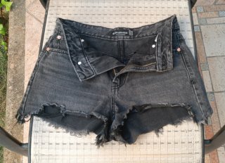 Shorts Stradivarius negros desgastados