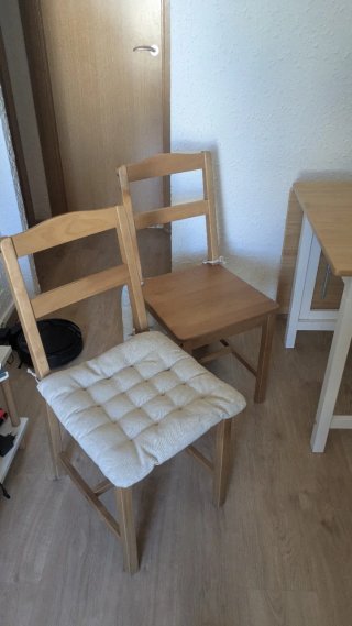 Mesa de madera desplegable y sillas