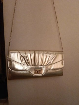 Bolso de fiesta dorado con cadena