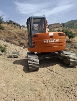 Movimiento de tierras con retroexcavadora