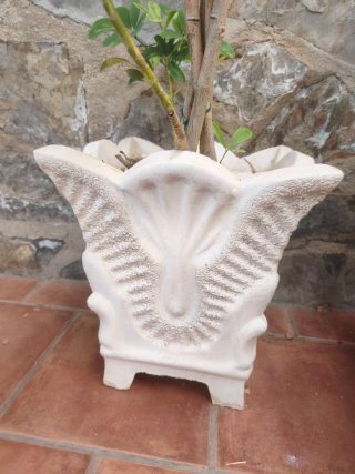 Macetero de piedra labrada