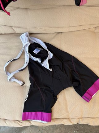 Pack Accesorios Ciclista: Casco, Guantes y Ropa