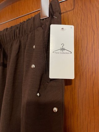 Pantalón bombacho marrón con tachuelas