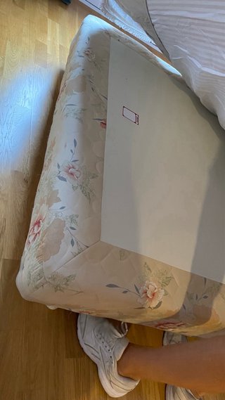 Cama de madera con somier y colchón
