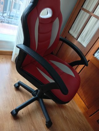 Silla de escritorio roja y blanca