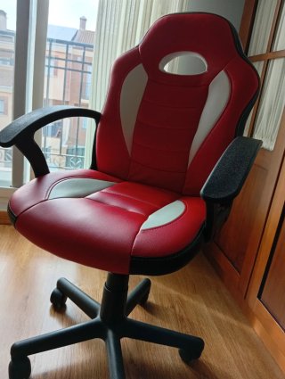 Silla de escritorio roja y blanca