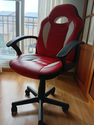 Silla de escritorio roja y blanca
