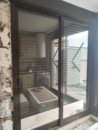 Puerta corredera de aluminio