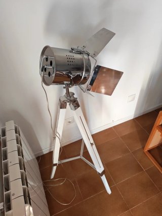 Lámpara de pie tipo foco