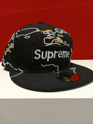 Gorra Supreme Negra Mapa Mundial Talla 7.1/4