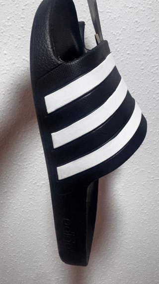 Chanclas Adidas Negras y Blancas