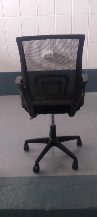 Silla de oficina giratoria negra