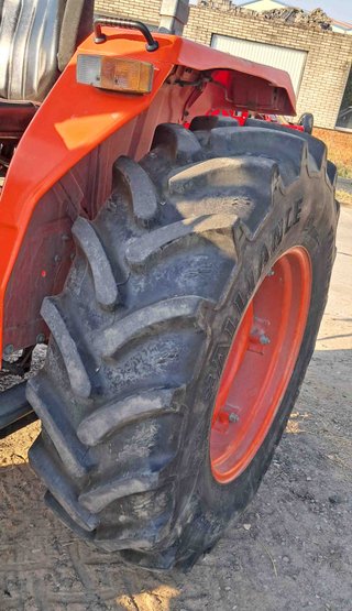 Tractor Kubota ME5700 pala Tenias te9.