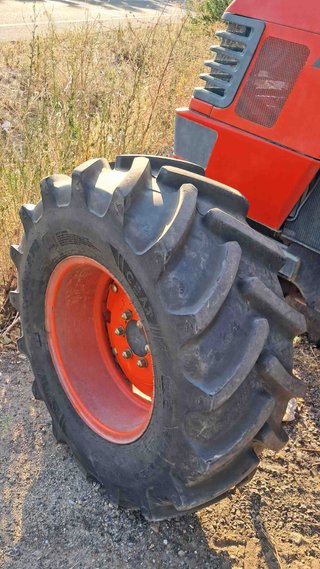 Tractor Kubota ME5700 pala Tenias te9.